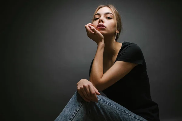 Portrait de mode d'une femme blonde sexy avec un maquillage portant des vêtements noirs — Photo