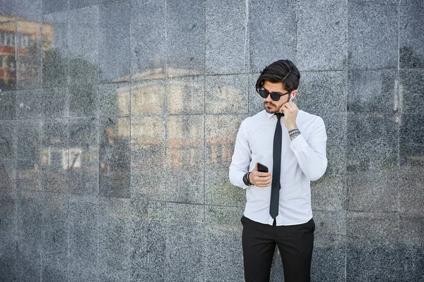 外で電話をするか電話を使うハンサムなビジネスマン — ストック写真