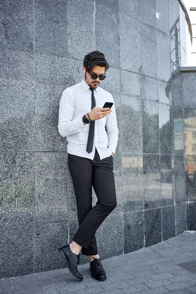 Hombre Negocios Guapo Haciendo Una Llamada Telefónica Usando Teléfono Afuera —  Fotos de Stock