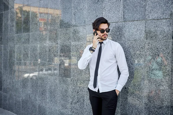 Hombre Negocios Guapo Haciendo Una Llamada Telefónica Usando Teléfono Afuera —  Fotos de Stock