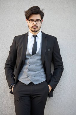 Takım elbiseli genç bir işadamının portresi.