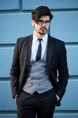 Takım elbiseli genç bir işadamının portresi.