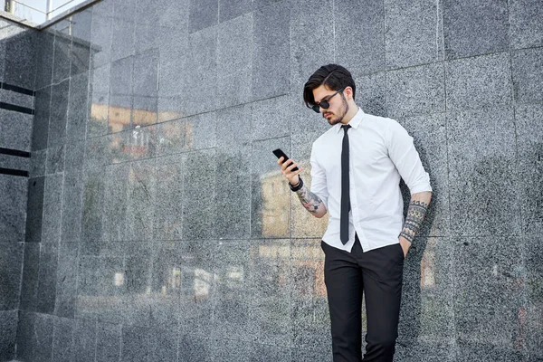 Bonito Homem Negócios Fazendo Telefonema Usando Telefone Fora — Fotografia de Stock