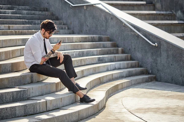 Hombre Negocios Guapo Haciendo Una Llamada Telefónica Usando Teléfono Afuera —  Fotos de Stock