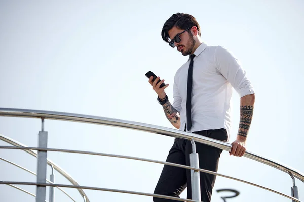 Hombre Negocios Guapo Haciendo Una Llamada Telefónica Usando Teléfono Afuera —  Fotos de Stock