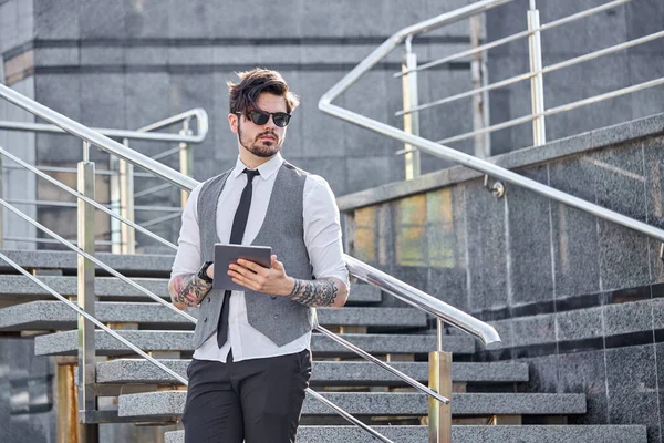 Joven Empresario Usando Una Tableta Fuera Usando Traje Clásico —  Fotos de Stock