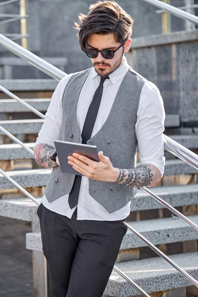 Jeune Homme Affaires Utilisant Une Tablette Extérieur Portant Costume Classique — Photo