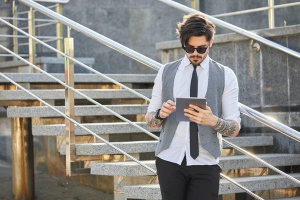 Joven Empresario Usando Una Tableta Fuera Usando Traje Clásico —  Fotos de Stock