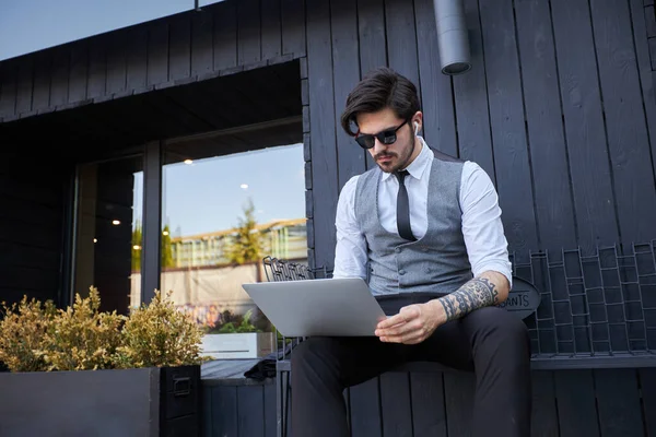 Giovane Bell Uomo Seduto Lavoro Sul Computer Portatile — Foto Stock