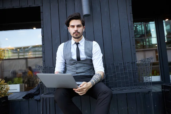 Junger Schöner Mann Sitzt Und Arbeitet Laptop — Stockfoto