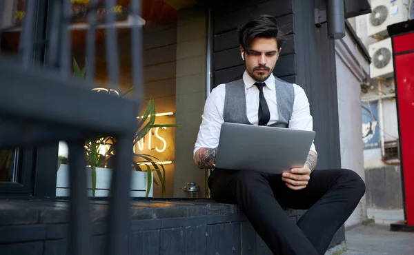 Junger Schöner Mann Sitzt Und Arbeitet Laptop — Stockfoto