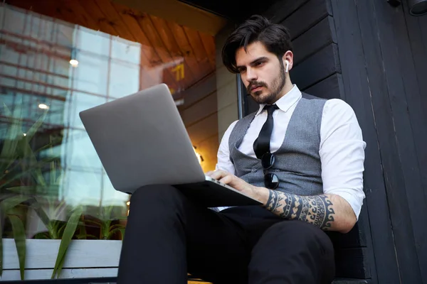 Junger Schöner Mann Sitzt Und Arbeitet Laptop — Stockfoto