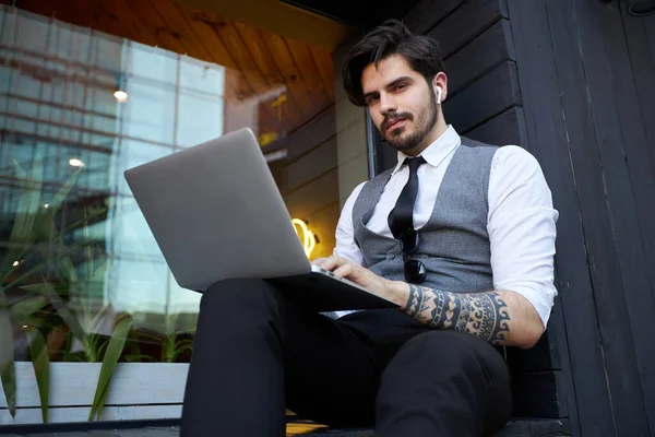 Junger Schöner Mann Sitzt Und Arbeitet Laptop — Stockfoto