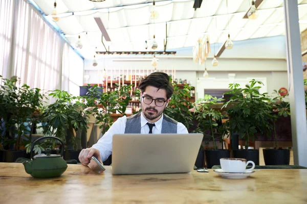 Junger Schöner Mann Sitzt Einem Restaurant Und Arbeitet Laptop — Stockfoto