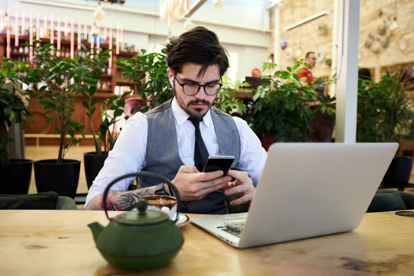 Junger Schöner Mann Sitzt Einem Restaurant Und Arbeitet Laptop — Stockfoto