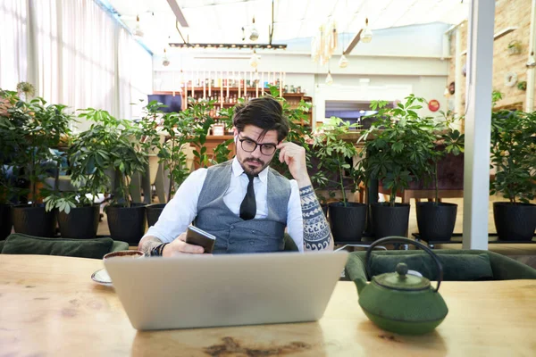 Joven Hombre Guapo Sentado Restaurante Trabajando Ordenador Portátil —  Fotos de Stock