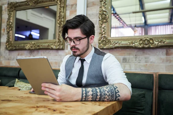 Schöner Eleganter Geschäftsmann Sitzt Restaurant Und Liest Auf Dem Tablet — Stockfoto