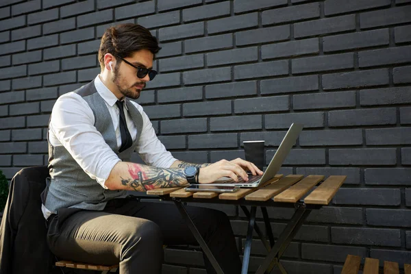 Jovem Homem Bonito Sentado Trabalhando Laptop — Fotografia de Stock