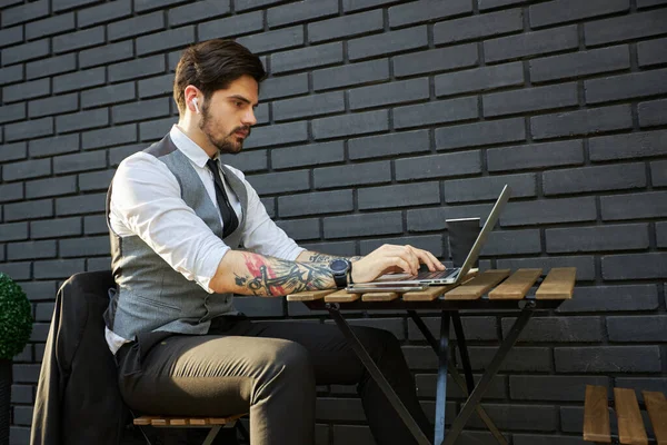 Junger Schöner Mann Sitzt Und Arbeitet Laptop — Stockfoto