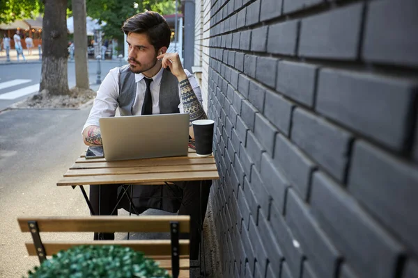 Junger Schöner Mann Sitzt Und Arbeitet Laptop — Stockfoto