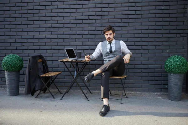 Ung Stilig Man Sitter Och Arbetar Laptop — Stockfoto