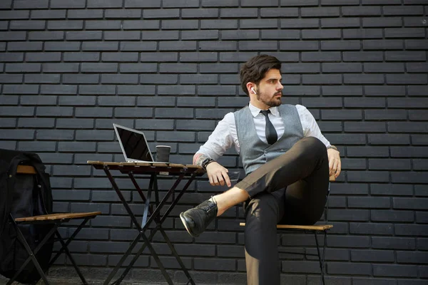 Junger Schöner Mann Sitzt Und Arbeitet Laptop — Stockfoto