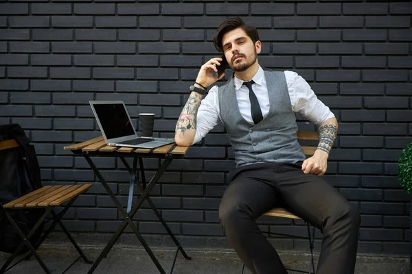 Schöner Geschäftsmann Telefoniert Oder Telefoniert Draußen — Stockfoto
