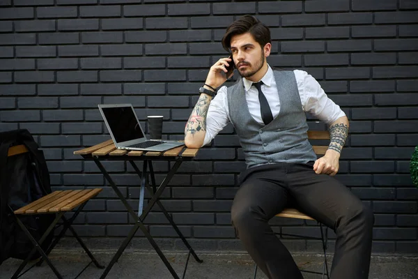 Schöner Geschäftsmann Telefoniert Oder Telefoniert Draußen — Stockfoto