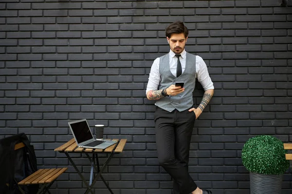 Knappe Zakenman Die Een Telefoontje Pleegt Een Telefoon Buiten Gebruikt — Stockfoto