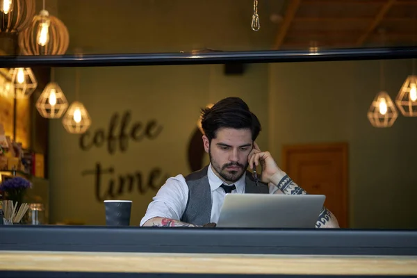 Joven Hombre Guapo Sentado Trabajando Ordenador Portátil —  Fotos de Stock