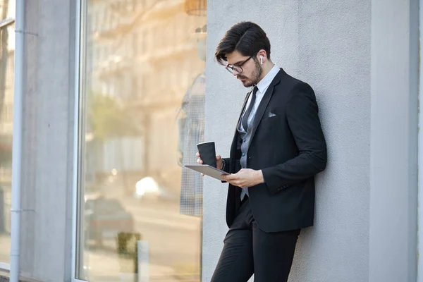 Jovem Empresário Usando Tablet Fora Vestindo Terno Clássico — Fotografia de Stock