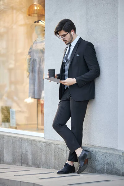 Joven Empresario Usando Una Tableta Fuera Usando Traje Clásico —  Fotos de Stock