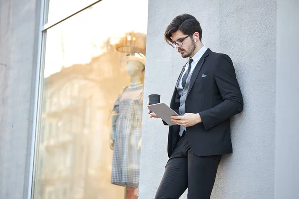 Joven Empresario Usando Una Tableta Fuera Usando Traje Clásico —  Fotos de Stock