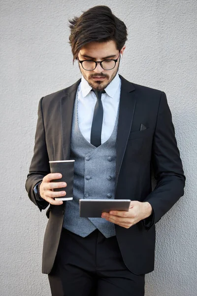 Jovem Empresário Usando Tablet Fora Vestindo Terno Clássico — Fotografia de Stock