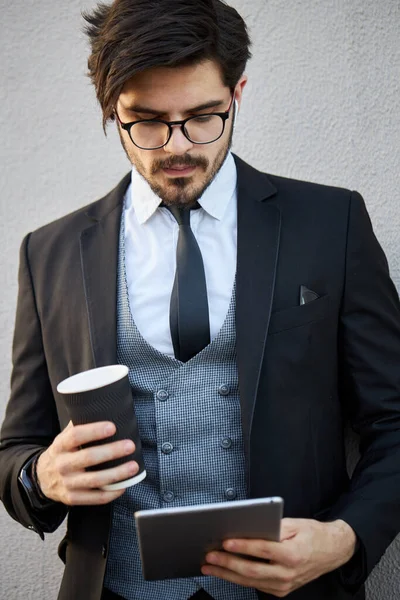 Junger Geschäftsmann Mit Tablet Draußen Klassischen Anzug — Stockfoto