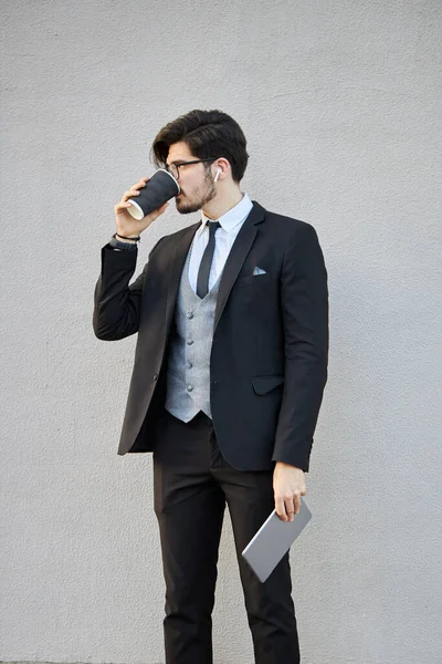 Young Businessman Using Tablet Wearing Classic Suit — Stock Photo, Image