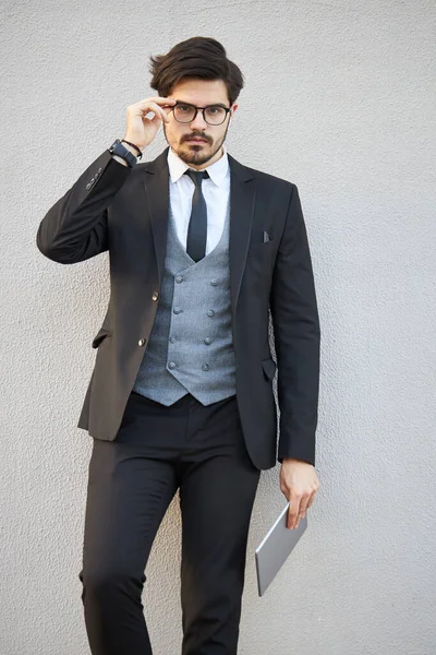 古典的なスーツを着て外にタブレットPcを使用して若いビジネスマン — ストック写真