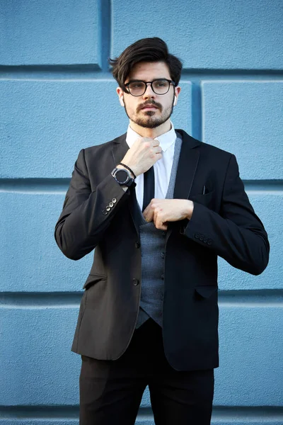 Portrét Mladého Podnikatele Obleku Venku — Stock fotografie
