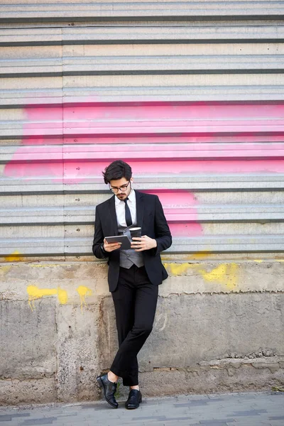 Jovem Empresário Usando Tablet Fora Vestindo Terno Clássico — Fotografia de Stock