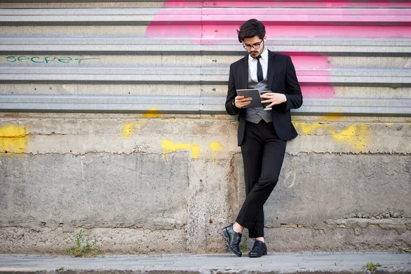 Jovem Empresário Usando Tablet Fora Vestindo Terno Clássico — Fotografia de Stock