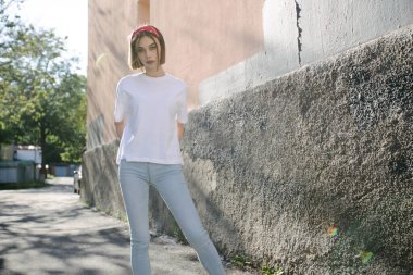 Logonuz için yeri olan beyaz, boş tişört giyen kadın ya da kız şehir tarzı modelleme ya da tasarım