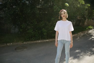 Logonuz için yeri olan beyaz, boş tişört giyen kadın ya da kız şehir tarzı modelleme ya da tasarım