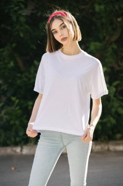 Logonuz için yeri olan beyaz, boş tişört giyen kadın ya da kız şehir tarzı modelleme ya da tasarım