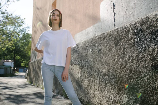 Mujer Niña Con Camiseta Blanca Blanco Con Espacio Para Logotipo —  Fotos de Stock