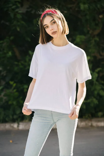 Mujer Niña Con Camiseta Blanca Blanco Con Espacio Para Logotipo —  Fotos de Stock