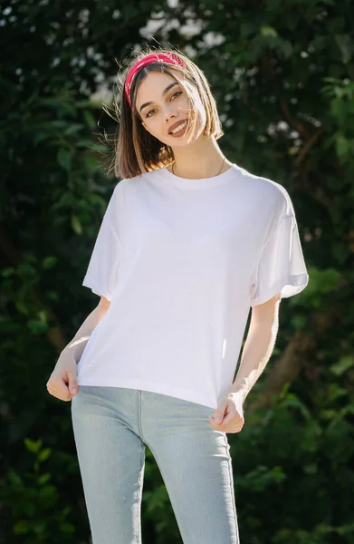 Mujer Niña Con Camiseta Blanca Blanco Con Espacio Para Logotipo —  Fotos de Stock