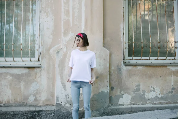 Frau Oder Mädchen Tragen Weißes Blanko Shirt Mit Platz Für — Stockfoto