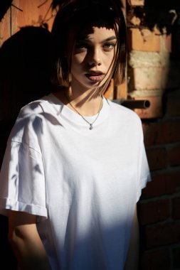 Logonuz için yeri olan beyaz, boş tişört giyen kadın ya da kız şehir tarzı modelleme ya da tasarım