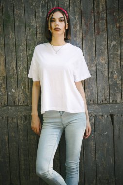 Logonuz için yeri olan beyaz, boş tişört giyen kadın ya da kız şehir tarzı modelleme ya da tasarım