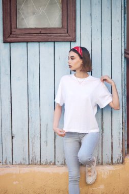 Logonuz için yeri olan beyaz, boş tişört giyen kadın ya da kız şehir tarzı modelleme ya da tasarım